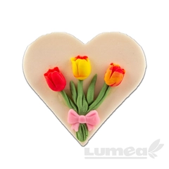Különböző színű tulipánok fehér szívecskén - Lumea