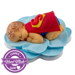 Alvó Superman baba egy kék virágon cukormasszából - Lumea