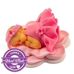 Rózsaszín virágban alvó baba cukormasszából - Lumea