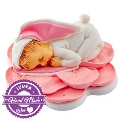 Alvó nyuszis baba rózsaszín virágon cukormasszából - Lumea