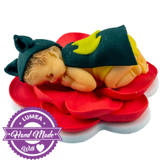 Alvó Batman baba egy piros virágon cukormasszábóL - Lumea