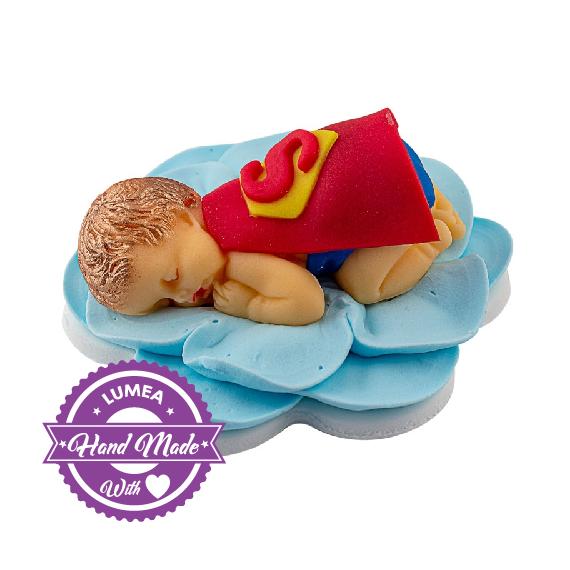 Alvó Superman baba egy kék virágon cukormasszából - Lumea