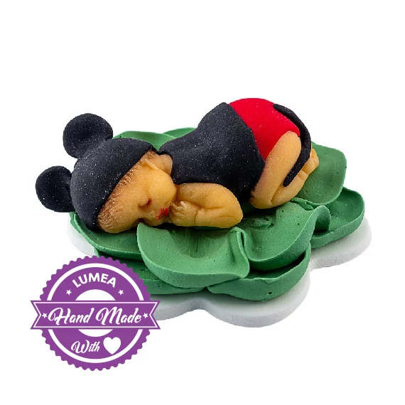 Alvó Mickey baba egy zöld virágon cukormasszából - Lumea