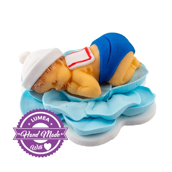 Alvó tengerész baba egy kék virágon cukormasszából - Lumea