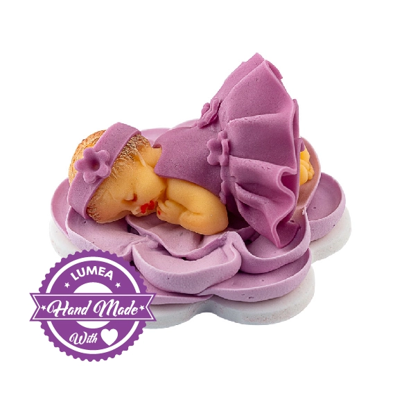 Lila virágban alvó baba cukormasszából - Lumea