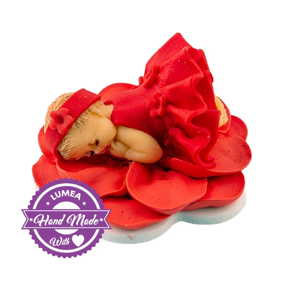 Piros virágban alvó baba cukormasszából - Lumea