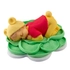 Alvó Winnie baba egy zöld virágon cukormasszából - Lumea